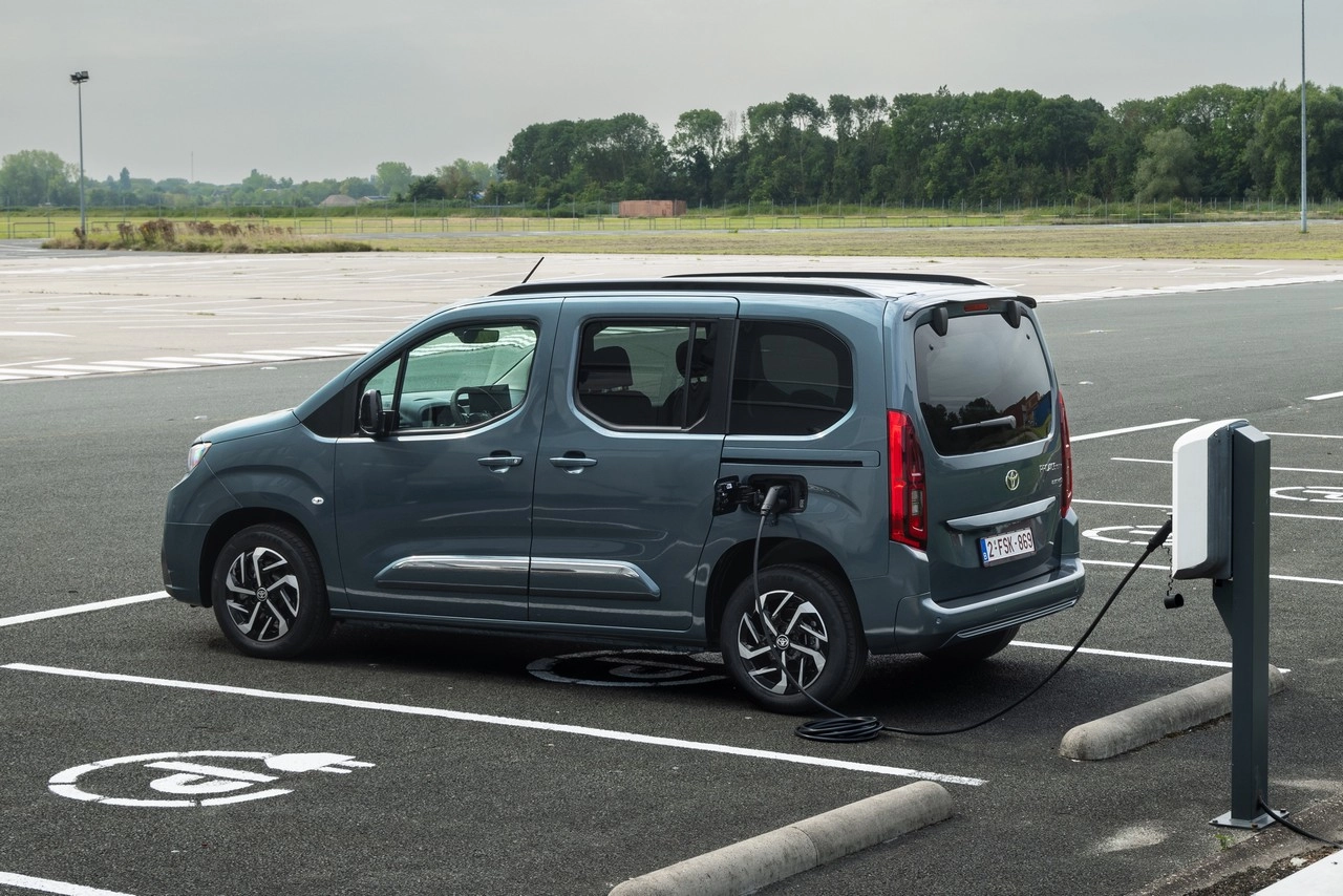 2024 Proace City Family L1 BEV Libeccio blue Static 007